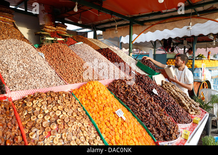 Getrocknet, Nüssen und Früchten auf einem Stand in einem Souk in Marrakesch, Marokko, Nordafrika, Afrika Stockfoto