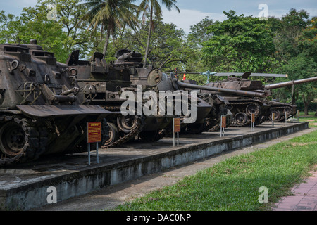 Erbeuteten amerikanischen und South Republic vietnamesischen Armee Panzer und gepanzerte Transport im Militärmuseum von Hue, Vietnam Stockfoto