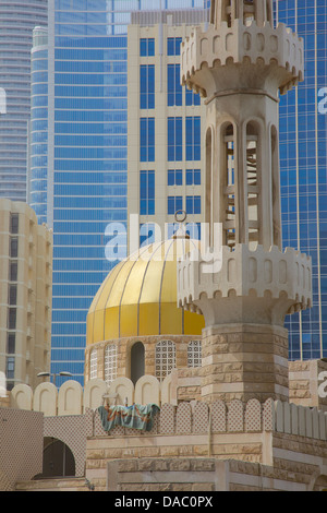 Moschee und zeitgenössischer Architektur, Abu Dhabi, Vereinigte Arabische Emirate, Naher Osten Stockfoto