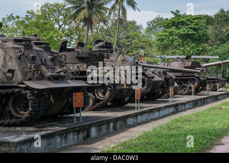 Erbeuteten amerikanischen und South Republic vietnamesischen Armee Panzer und gepanzerte Transport im Militärmuseum von Hue, Vietnam Stockfoto