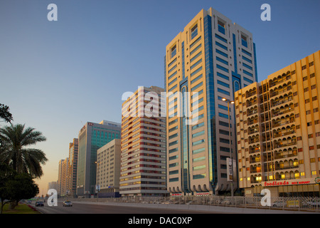 Die Skyline der Stadt auf Rashid Bin Saeed Al Maktoum Street, Abu Dhabi, Vereinigte Arabische Emirate, Naher Osten Stockfoto