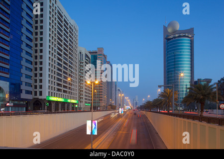 Die Skyline der Stadt auf Rashid Bin Saeed Al Maktoum Street bei Dämmerung, Abu Dhabi, Vereinigte Arabische Emirate, Naher Osten Stockfoto