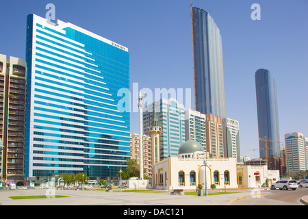 Moschee und zeitgenössischer Architektur, Abu Dhabi, Vereinigte Arabische Emirate, Naher Osten Stockfoto