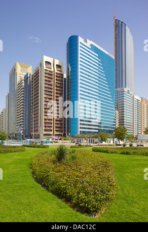 Zeitgenössische Architektur entlang der Corniche, Abu Dhabi, Vereinigte Arabische Emirate, Naher Osten Stockfoto