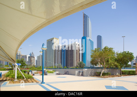 Zeitgenössische Architektur entlang der Corniche, Abu Dhabi, Vereinigte Arabische Emirate, Naher Osten Stockfoto