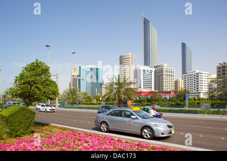 Zeitgenössische Architektur entlang der Corniche, Abu Dhabi, Vereinigte Arabische Emirate, Naher Osten Stockfoto