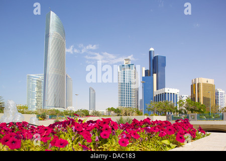 Zeitgenössische Architektur entlang der Corniche, Abu Dhabi, Vereinigte Arabische Emirate, Naher Osten Stockfoto