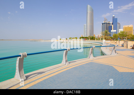 Zeitgenössische Architektur entlang der Corniche, Abu Dhabi, Vereinigte Arabische Emirate, Naher Osten Stockfoto