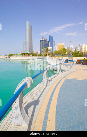 Zeitgenössische Architektur entlang der Corniche, Abu Dhabi, Vereinigte Arabische Emirate, Naher Osten Stockfoto