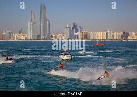 Ansicht der Stadt von Marina und Jet Ski Wasser Sport, Abu Dhabi, Vereinigte Arabische Emirate, Naher Osten Stockfoto