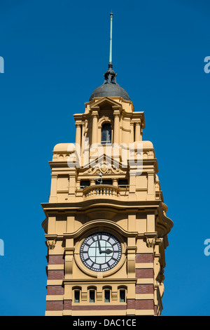 Flinders Street Station Clock Tower gesehen von Elizabeth Street, Melbourne, Australien Stockfoto