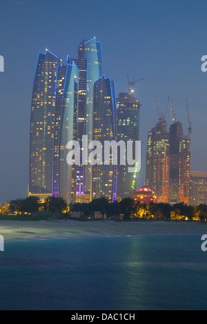 Emirat-Towers bei Nacht, Abu Dhabi, Vereinigte Arabische Emirate, Naher Osten Stockfoto