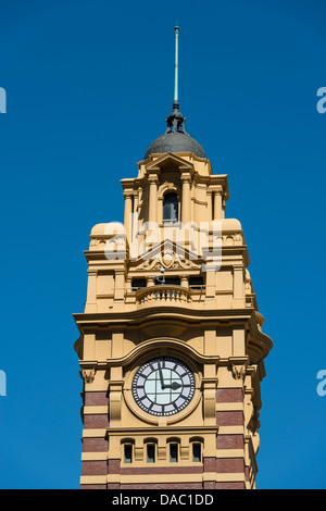 Flinders Street Station Clock Tower gesehen von Elizabeth Street, Melbourne, Australien Stockfoto