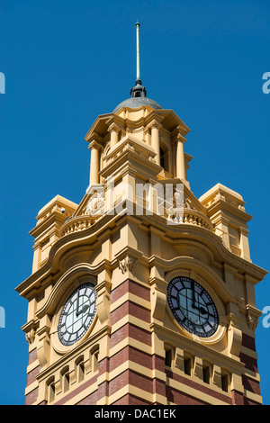 Flinders Street Station Clock Tower gesehen von Elizabeth Street, Melbourne, Australien Stockfoto