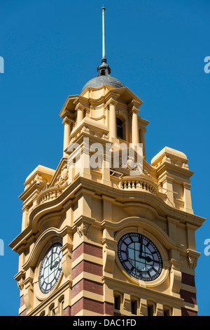 Flinders Street Station Clock Tower gesehen von Elizabeth Street, Melbourne, Australien Stockfoto