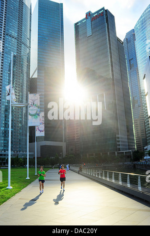 Unbekannten Menschen vor Singapur Innenstadt laufen. Stockfoto