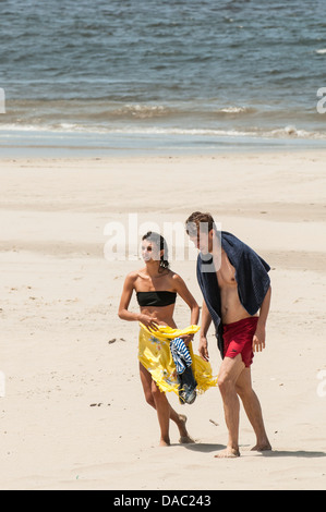 Junges Paar Urlauber Reisende zu Fuß auf Los Organos Beach in der Nähe von Mancora, Peru. Stockfoto