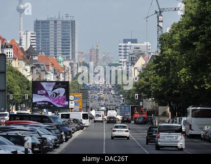 Blick vom Theodor-Heuss-Platz am Kaiserdamm in Richtung Brandenburger Tor in Berlin, Deutschland, 10. Juli 2013. Foto: BERND VON JUTRCZENKA Stockfoto