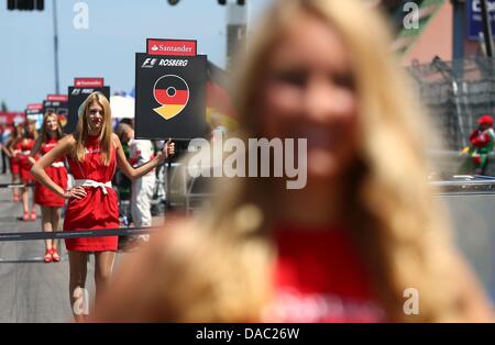 Grid Girls gesehen auf der Rennstrecke Nürburgring in Nuerburg, Deutschland, 7. Juli 2013. Foto: Jens Büttner/dpa Stockfoto