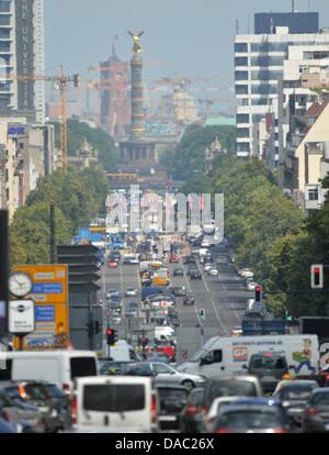 Blick vom Theodor-Heuss-Platz am Kaiserdamm in Richtung Brandenburger Tor in Berlin, Deutschland, 10. Juli 2013. Foto: BERND VON JUTRCZENKA Stockfoto