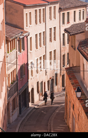 Menschen zu Fuß durch den alten Teil der Stadt Lyon, Lyon, Rhone-Alpes, Frankreich Stockfoto