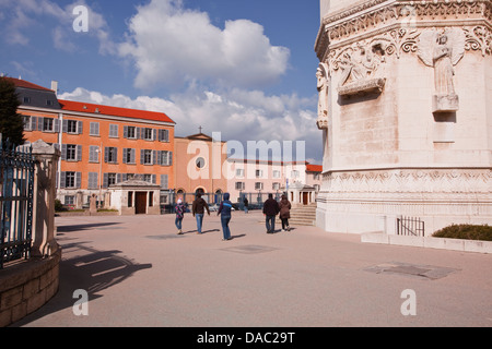 Touristen, die zu Fuß durch die Basilika Notre-Dame de Fourvière, Lyon, Rhone-Alpes, Frankreich, Europa Stockfoto