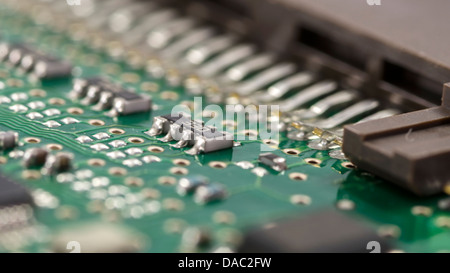 Grüne elektrische Leiterplatte mit Mikrochips, Dirigenten und Transistoren Stockfoto