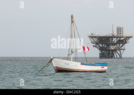 Angelboote/Fischerboote und Offshore-marine Ölquelle Plattform aus Cabo Blanco, Peru. Stockfoto