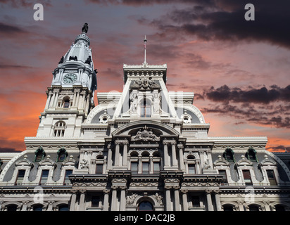 Philadelphias Wahrzeichen historischen Rathaus mit Sonnenuntergang Himmel. Stockfoto