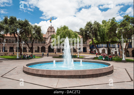 Brunnen im Plaza Regocijo vor dem Museum für zeitgenössische Kunst in Cusco Cuzco, Peru. Stockfoto