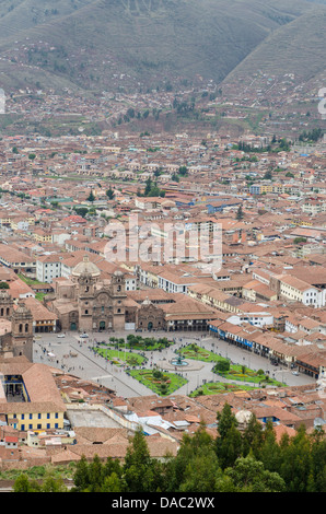 Luftaufnahme von Cusco Stadtbild Skyline mit Plaza de Armas vom Hügel oberhalb der Stadt Cusco, Peru. Stockfoto