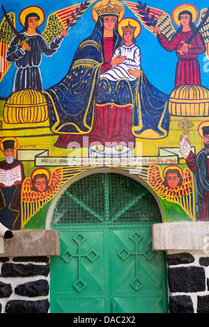 Afrika, Eritrea, Massawa, Tualud, Str. Marys Kathedrale Jungfrau Maria und Kind bemalte Wandwandbild über Tür Stockfoto