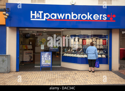 Frau im Fenster der Pfandleiher in Worksop, Nottinghamshire, England Stockfoto