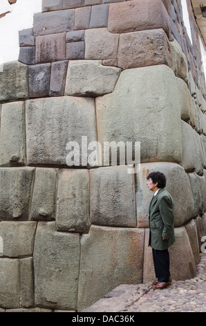 Frau sucht prüft alten alten Inka Inka Stadtmauern, Cusco, Peru. Stockfoto