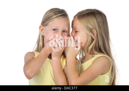 Kleines Mädchen zu ihrer Schwester Flüstern Stockfoto