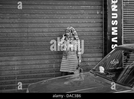 Mädchen am Telefon, Edfu, Ägypten Stockfoto