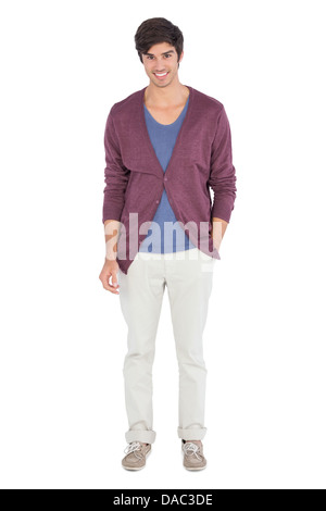 Lächelnder Mann mit Hand in der Tasche Stockfoto