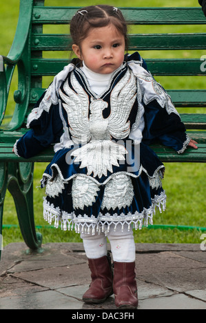 Inka Inka gebürtige Inderin in ihrer traditionellen Sonntag Kostüm Plaza de Armas in Cusco, Peru. Stockfoto