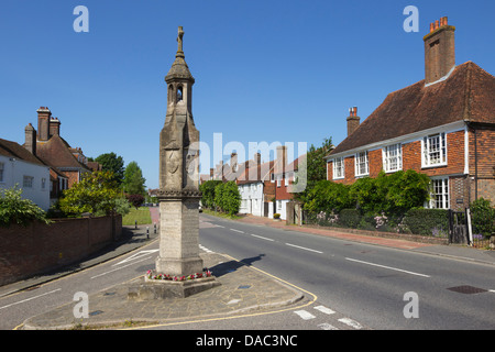 Blick entlang Burwash High Street und Krieg-Denkmal Stockfoto