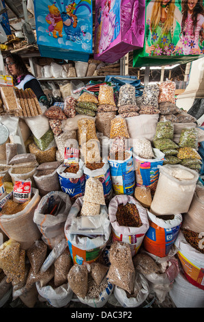 Inca Frau Lebensmittelgeschäft Anbieter eher verkauft verkaufen Essen Getreideprodukte Stall Shop auf dem lokalen Markt in der Innenstadt von Cusco, Peru. Stockfoto