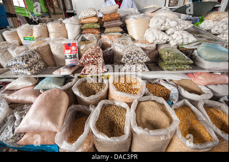 Taschen von Körnermais Bohnen produzieren Trockengüter Stall Shop Anbieter auf lokalen Markt Cusco, Peru. Stockfoto