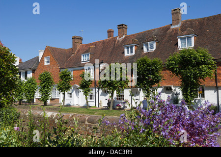 Blick auf typische rote Fliese cottages entlang Burwash High Street Stockfoto