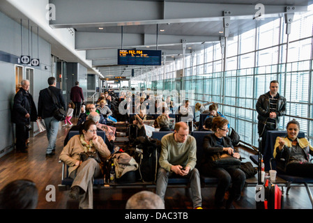 Passagiere am Flugsteig warten SAS Flug nach Chicago am Flughafen Stockholm-Arlanda in Schweden Stockfoto