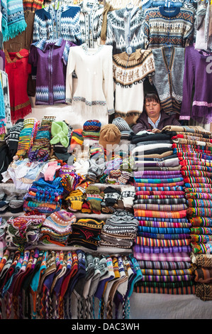 Inca Frau Textil Hersteller eher verkauft gestrickte Wolle Produkte Kleidung Stall Shop am lokalen Markt in der Innenstadt von Cusco, Peru. Stockfoto