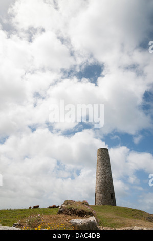 Einen steinernen Kamin in einem stillgelegten Bergwerk am Stepper Point an der kornischen Küste in der Nähe von Padstow Cornwall UK Stockfoto