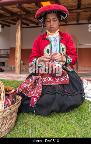 Traditionell rotes Kleid gekleidet Kostüm Kleidung Pullover Inka Inka Frau stricken Nähen Textile Wolldecke Chincheros, Peru. Stockfoto