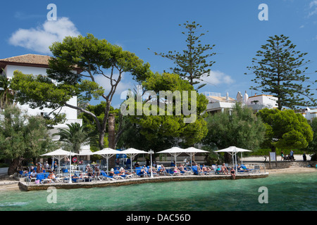 Sonnenbaden am schönen Puerto Pollensa (Port de Pollenca) im Norden Mallorca Mallorca Urlauber Stockfoto