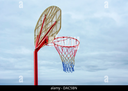 Basketball Hoop im freien Blick von unten Stockfoto