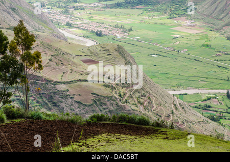 Switchback Weg Weg herauf die Seite der Anden bergige Landschaft Fluss Ackerland im Heiligen Tal in der Nähe von Maras, Peru. Stockfoto
