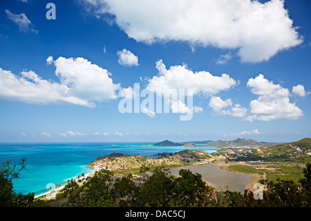 Karibische Landschaft in Antigua gesehen von einem Hügel mit Darkwood Strand auf der linken Seite. Stockfoto